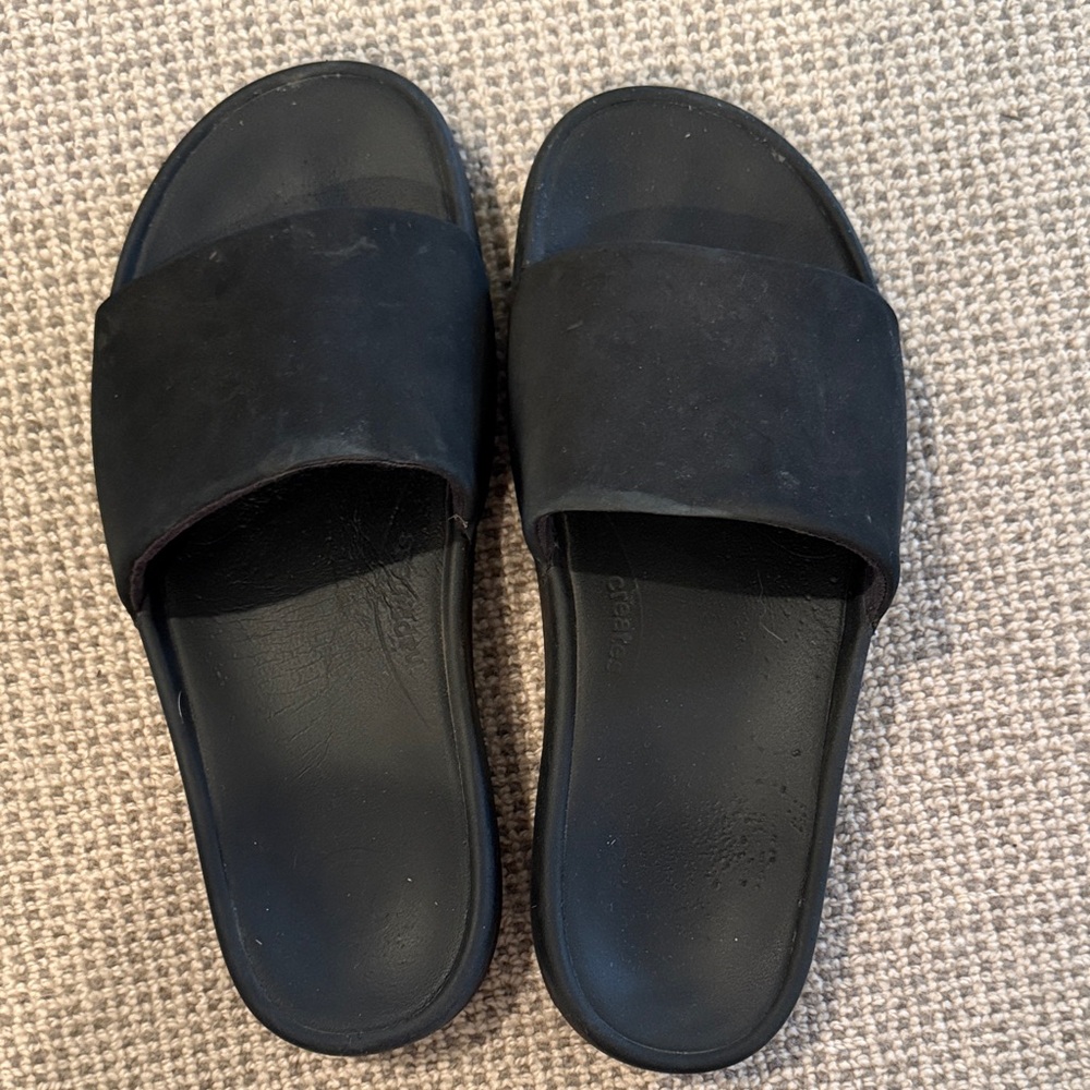 Lululemon “restfeel” black slides - size 8